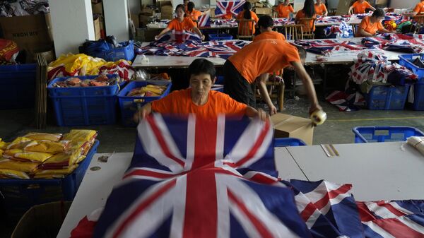 A worker packs Union Jack flags for shipping at the Shaoxing Chuangdong Tour Articles factory in Shaoxing, Zhejiang province - Sputnik International