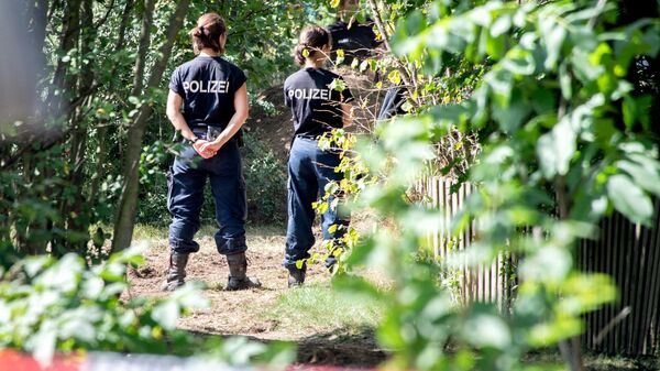 German police stand during a search in a garden allotment in the northern German city of Hanover on July 29, 2020, in connection with the disappearance of British girl Madeleine McCann.  - Sputnik International