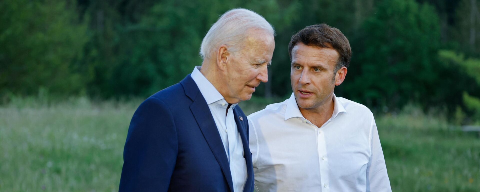 US President Joe Biden and French President Emmanuel Macron speak after posing for an informal group photo at a bench after a working dinner during the G7 Summit held at Elmau Castle, southern Germany on June 26, 2022. - Sputnik International, 1920, 29.11.2022