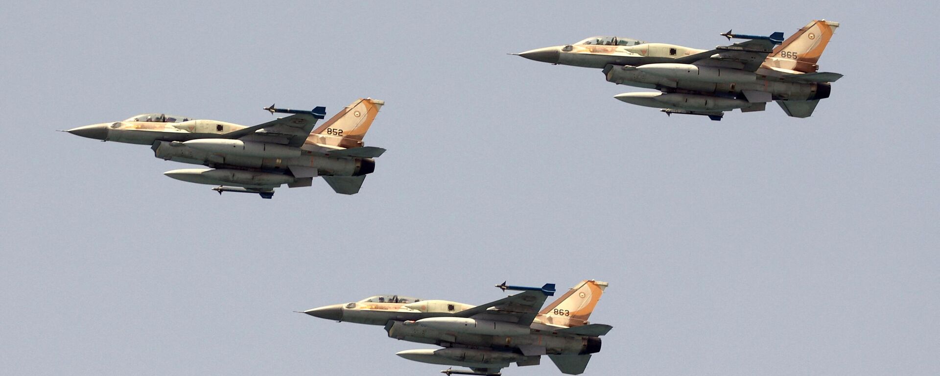 Israeli F-16 fighter jets perform during an air show over the beach in the Israeli coastal city of Tel Aviv on May 5, 2022, as Israel marks Independence Day (Yom HaAtzmaut), 74 years since the establishment of the Jewish state  - Sputnik International, 1920, 29.11.2022