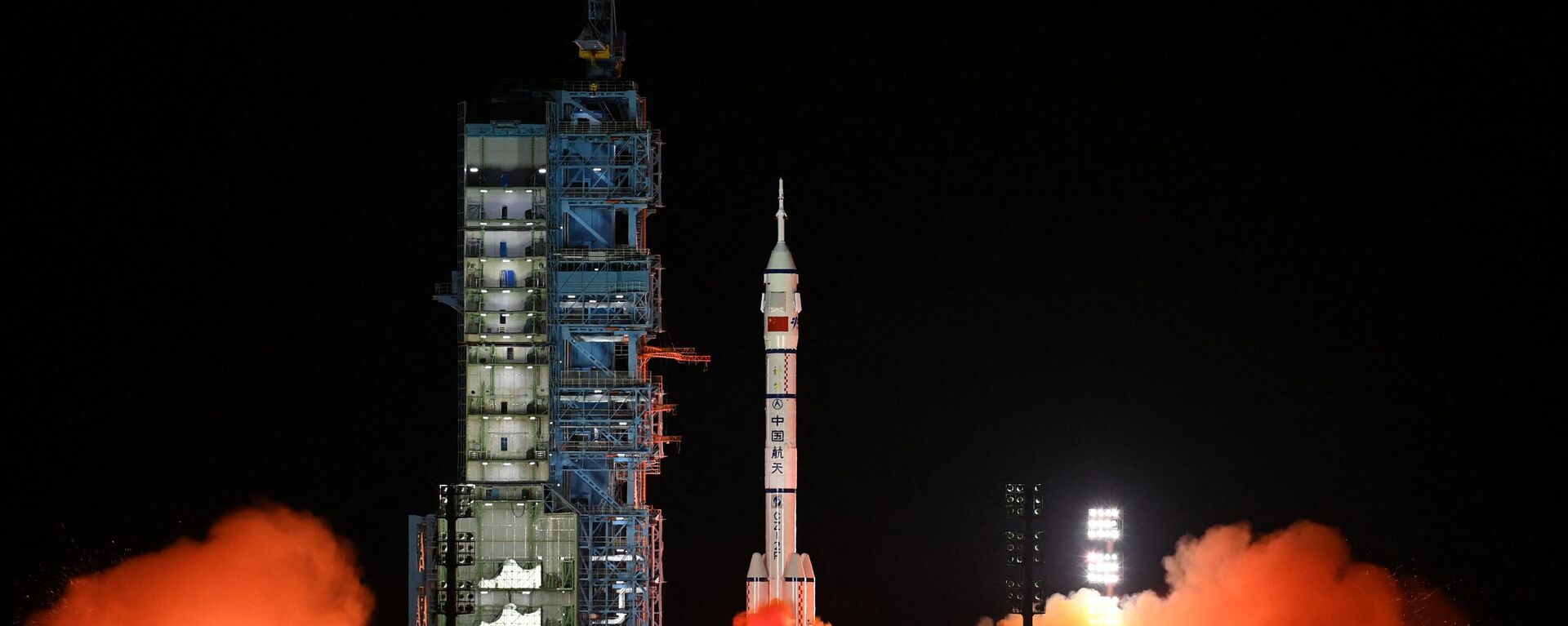 A Long March-2F carrier rocket, carrying the Shenzhou-15 spacecraft with three astronauts to China's Tiangong space station, lifts off from the Jiuquan Satellite Launch Center in Northwest China’s Gansu Province late on November 29, 2022. - Sputnik International, 1920, 30.11.2022