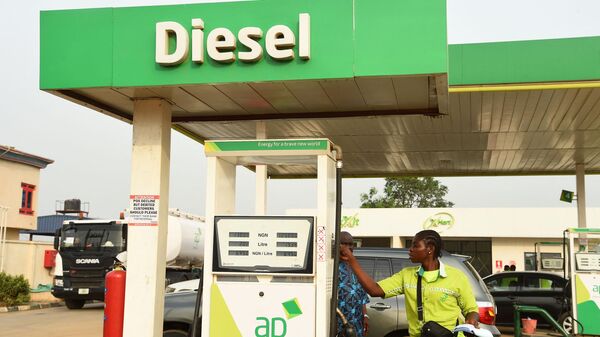 An attendant sells diesel to a motorist at a filling station at Warewa, along Lagos Ibadan expressway, Ogun State, southwest Nigeria, on March 14, 2022. - Sputnik International