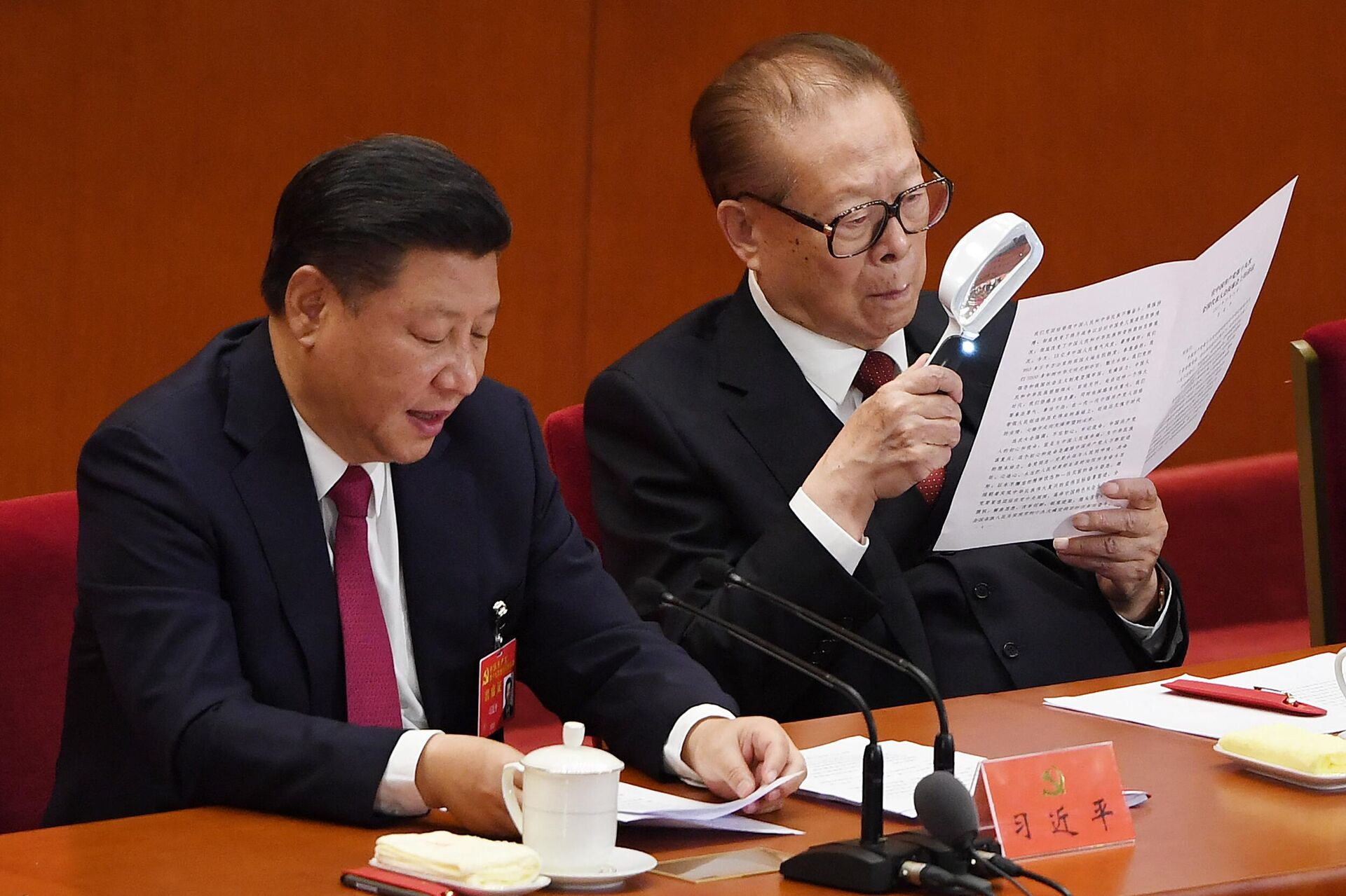 Chinese President Xi Jinping speaks as former president Jiang Zemin reads a document during the closing session of the 19th Communist Party Congress at the Great Hall of the People in Beijing on October 24, 2017. - Sputnik International, 1920, 30.11.2022