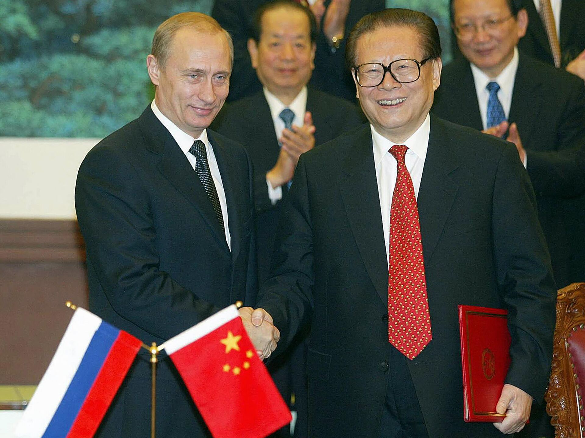 This file photo taken on December 2, 2002 shows Chinese President Jiang Zemin (R) shaking hands with Russian President Vladimir Putin at the Great Hall of the People in Beijing. - Sputnik International, 1920, 30.11.2022