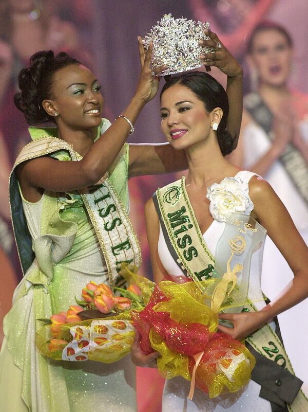 Miss Earth 2002, Winfred Omwakwe (L) from Kenya, crowns the new winner of the contest Dania Prince of Honduras in Manila, November 2003. Prince’s triumph in Miss Earth 2003 made her the first-ever Honduran to win a major international beauty title. - Sputnik International