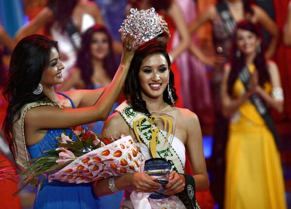 21-year-old Jessica Nicole Trisko (R) of Canada crowned as the new 2007 Miss Earth by Miss Earth 2006 Hil Hernandez (L) from Chile during the Miss Earth pageant final being held at the University of the Philippines Theater in suburban Manila, late 11 November 2007. - Sputnik International