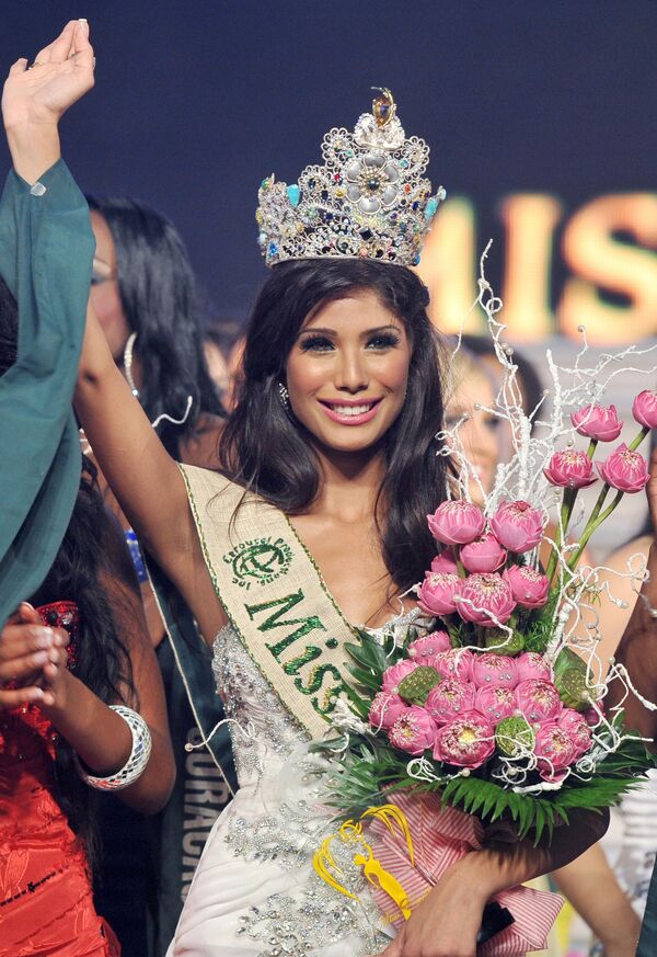 Newly crowned Miss Earth 2010 Nicole Faria of India waves at the final of the Miss Earth 2010 contest held in central city of Nha Trang on December 4, 2010. She won Miss Talent, the first special award in the 10th edition of the Miss Earth pageant. Wearing a shimmering white and gold outfit, she performed a graceful belly dance that combined Oriental and Middle Eastern styles in an event that raised VND100 million, which was donated to the Ho Chi Minh City Red Cross, to support flood victims in the central region of Vietnam. - Sputnik International