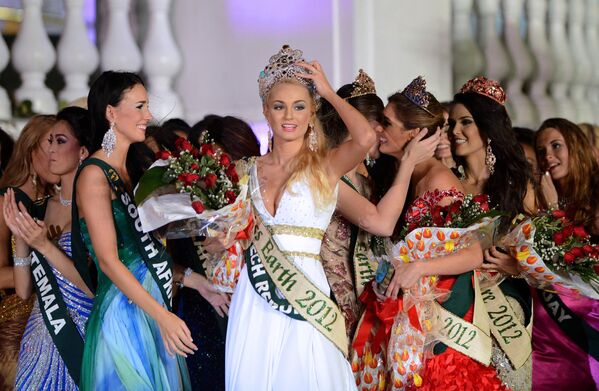 2012 Miss Earth winner Tereza Fajksova of the Czech Republic (C) reacts after she won the 2012 Miss Earth competition in Manila on November 24, 2012. She beat 79 other international delegates in a competition that took sustainable energy as its central theme, following the United Nations General Assembly&#x27;s declaration of 2012 as the International Year of Sustainable Energy for All. - Sputnik International