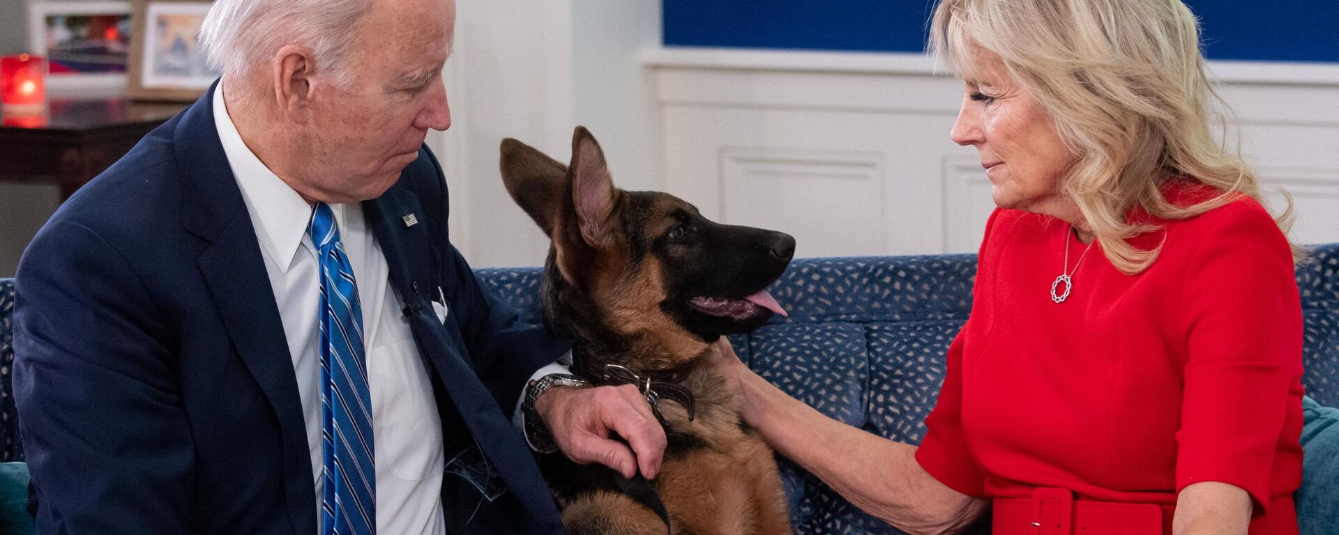 Президент США Джо Байден и первая леди США Джилл Байден смотрят на своего нового командира собак в Белом доме, США, 2021 - Sputnik International, 1920, 29.12.2022