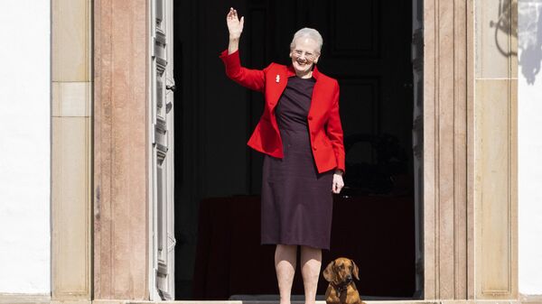 Королева Дании Маргрете II приветствует собравшихся рядом со своей таксой в день своего 81-летия в Фреденсборге, Дания - Sputnik International