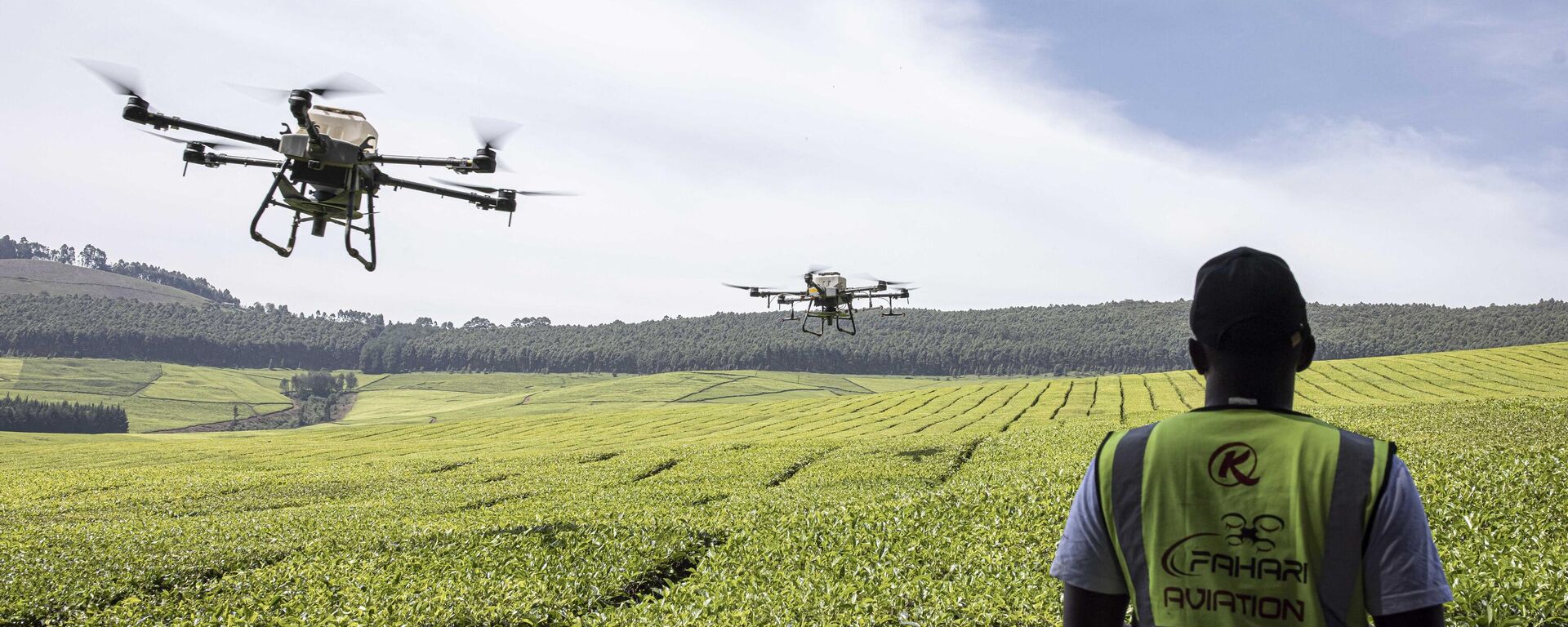 A Kenya Airways employee controls an unmanned aerial vehicle (UAV) as it spreads fertilizer over a tea farm at Kipkebe Tea Estate in Musereita on October 21, 2022. - Sputnik International, 1920, 30.11.2022
