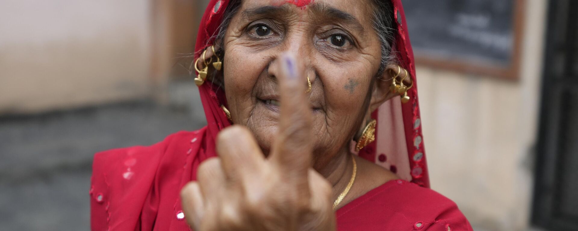 A woman shows her inked finger after casting her vote during the first phase of Gujarat state legislature elections in Limbdi, India, Thursday, Dec. 1, 2022. - Sputnik International, 1920, 01.12.2022