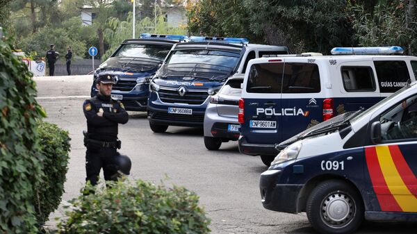 Spanish policemen secure the area after a letter bomb explosion at the Ukraine's embassy in Madrid on November 30, 2022. - Sputnik International
