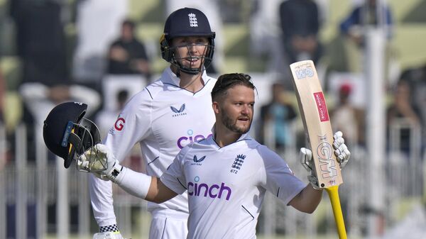 England's Ben Duckett, front, celebrates after scoring century as his teammate Zak Crawley watches during the first day of the first test cricket match between Pakistan and England, in Rawalpindi, Pakistan, Dec. 1, 2022. - Sputnik International