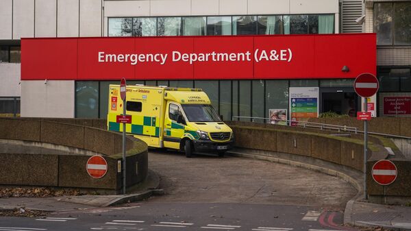 An ambulance is parked outside St Thomas' Hospital in London - Sputnik International