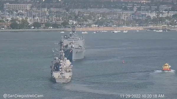 Two US Navy ships USS Momsen and USS Harpers Ferry  - Sputnik International