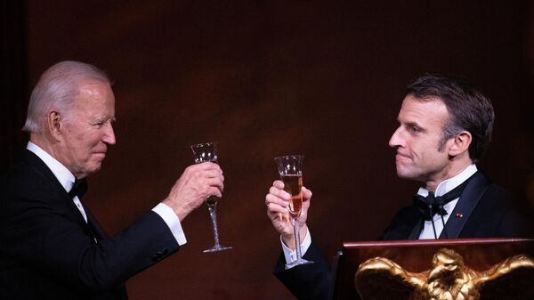 French President Emmanuel Macron toasts US President Joe Biden - Sputnik International