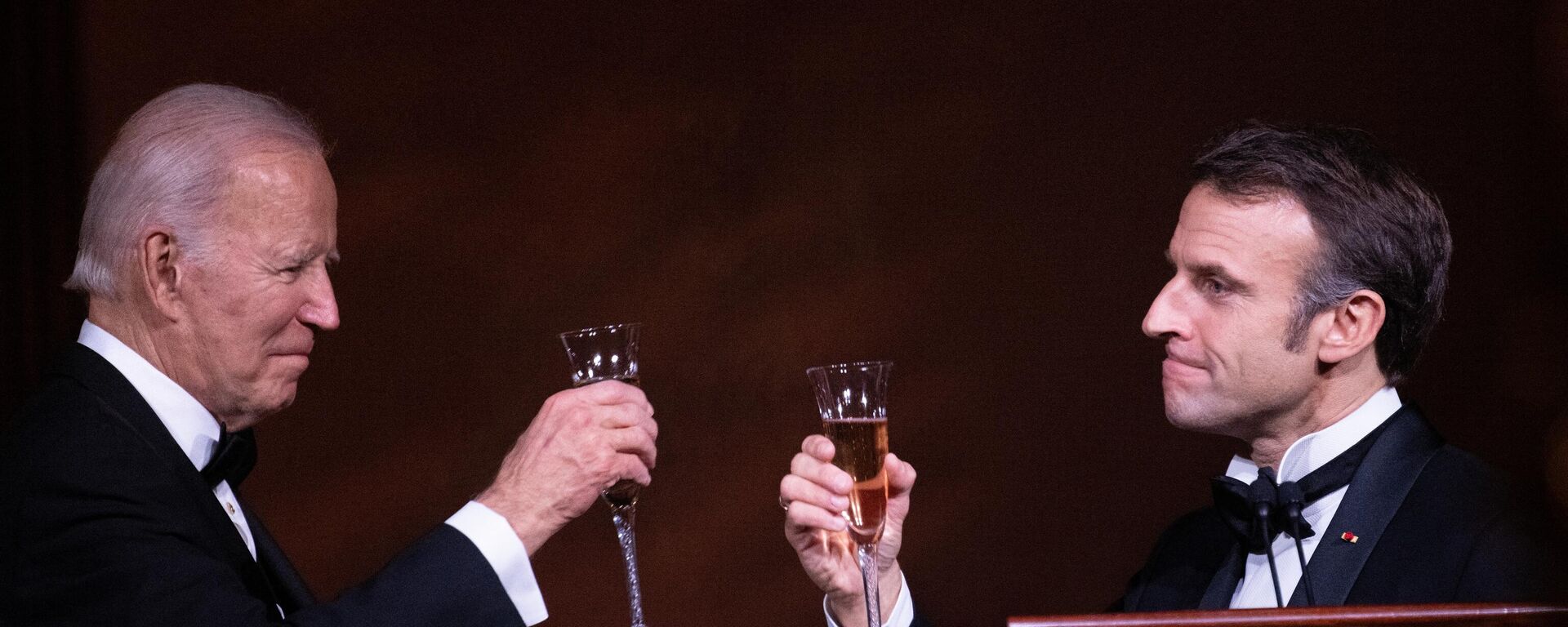 French President Emmanuel Macron toasts US President Joe Biden - Sputnik International, 1920, 18.01.2024