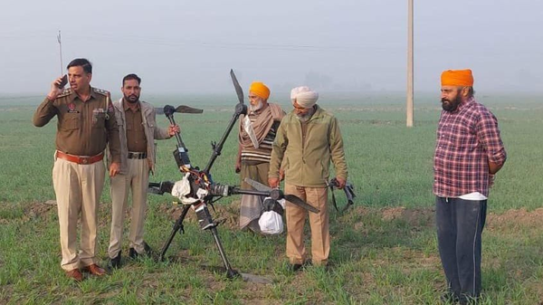 A Hexacopter drone equipped with modern technology & packets containing heroin weighing 5 kgs recovered from fields near the India-Pakistan border - Sputnik International