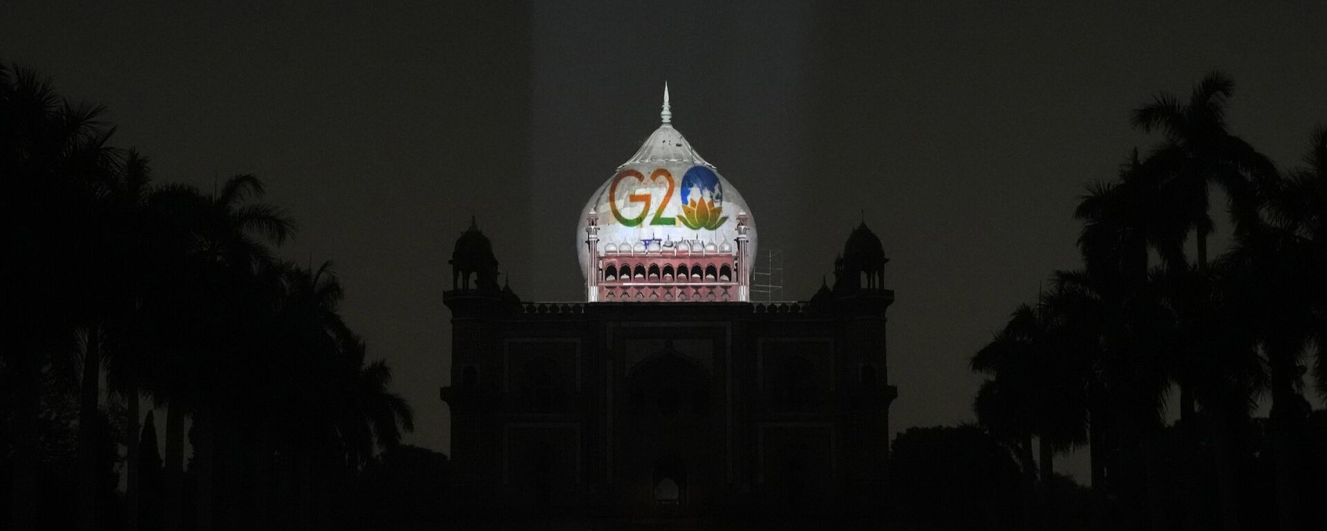 A television correspondent reports standing in front of Safdarjung's tomb lit up with the G20 logo, in New Delhi, Thursday, Dec. 1, 2022. - Sputnik International, 1920, 02.12.2022