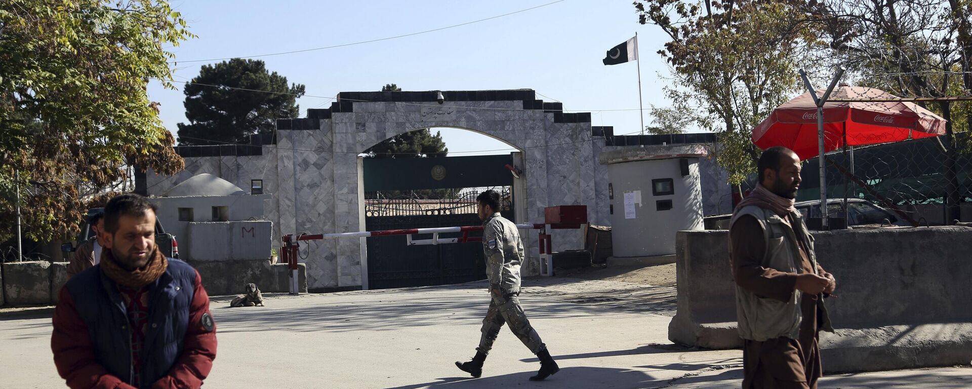 Security guards walk in front of the Pakistan Embassy in Kabul, Afghanistan, Monday, Nov. 4, 2019. - Sputnik International, 1920, 02.12.2022