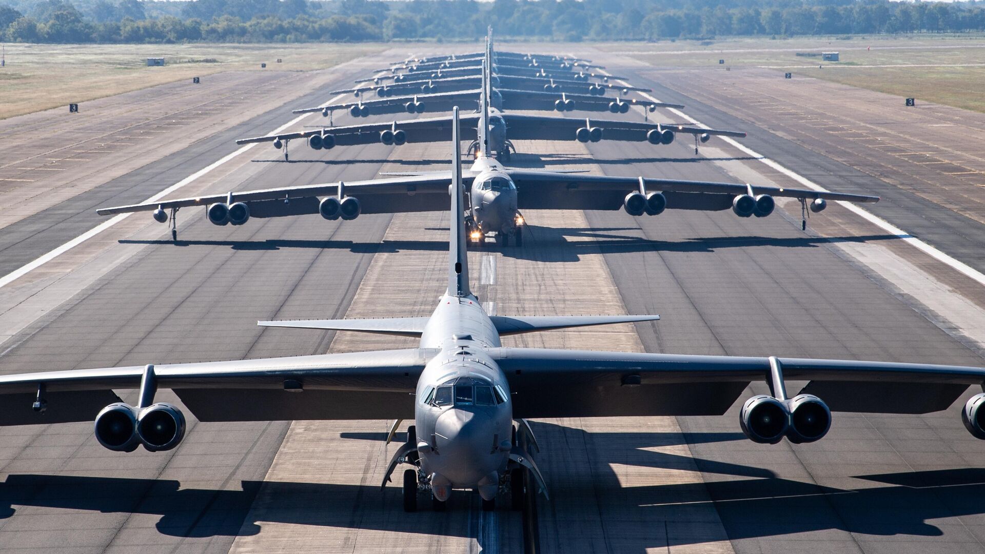 B-52H Stratofortresses from the 2nd Bomb Wing line up on the runway at Barksdale Air Force Base, La., Oct. 14, 2020. The B-52 is a long-range, heavy bomber that can perform a variety of missions and has been the backbone of U.S. strategic bomber forces for more than 60 years. - Sputnik International, 1920, 28.01.2023