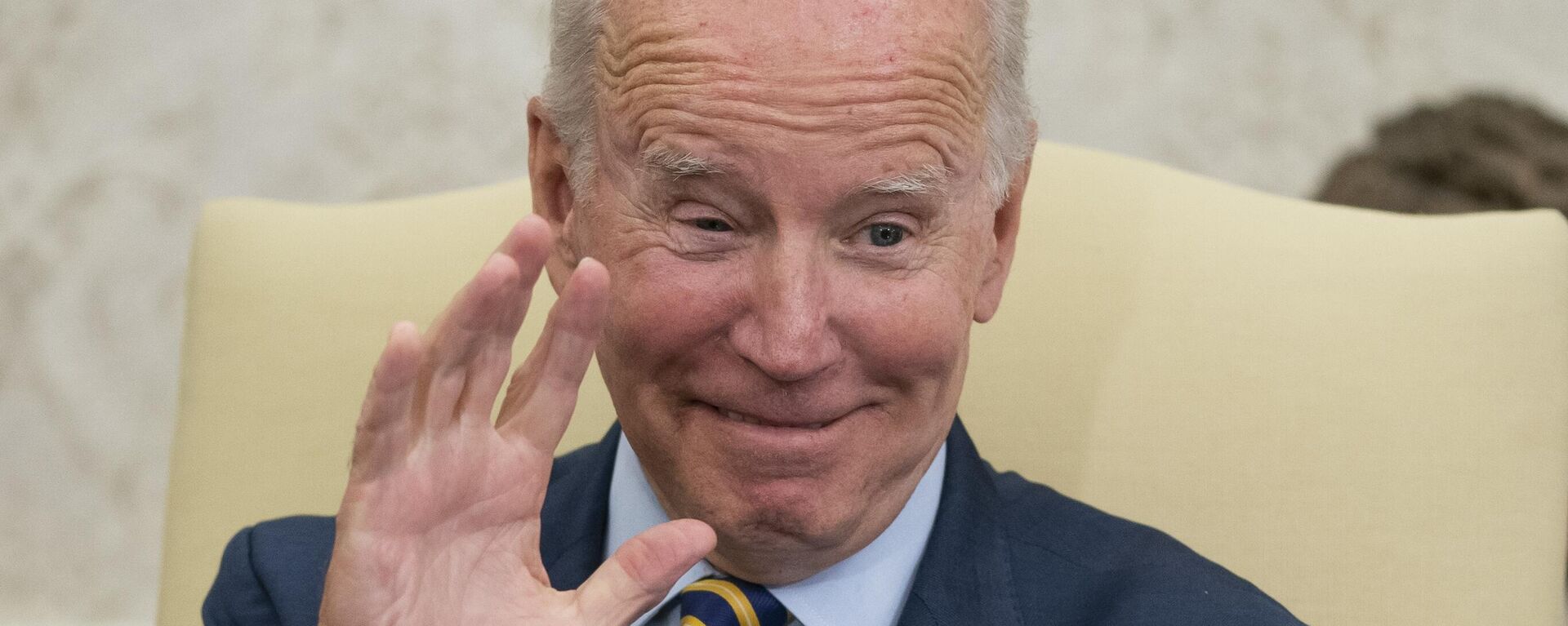 President Joe Biden waves during a meeting with South African President Cyril Ramaphosa in the Oval Office of the White House, Friday, Sept. 16, 2022, in Washington.  - Sputnik International, 1920, 26.03.2023