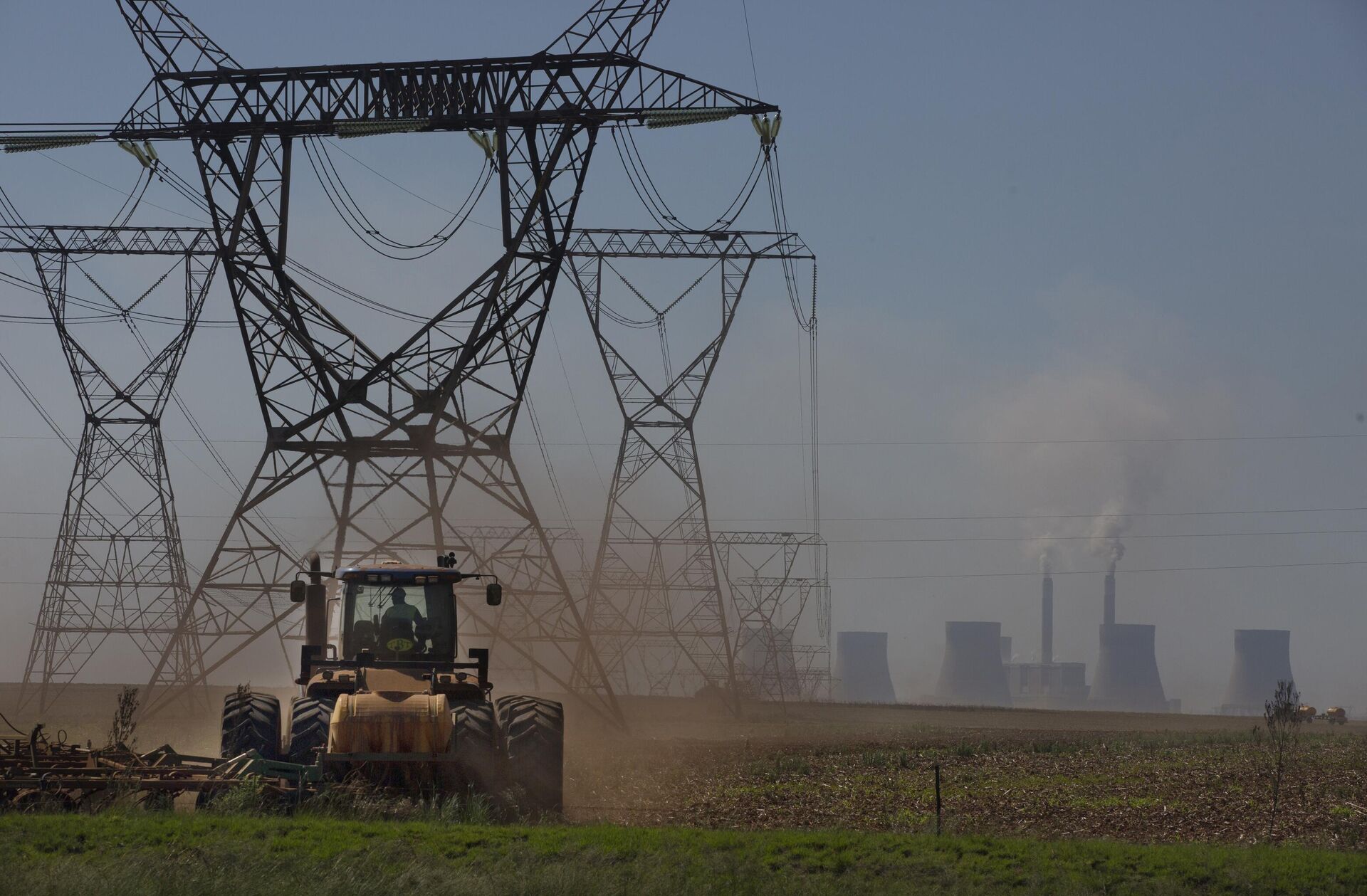 The land is ploughed under electrical pylons leading from a coal-powered electricity generating plant east of Johannesburg, Thursday, Nov. 17 2022. - Sputnik International, 1920, 16.12.2022