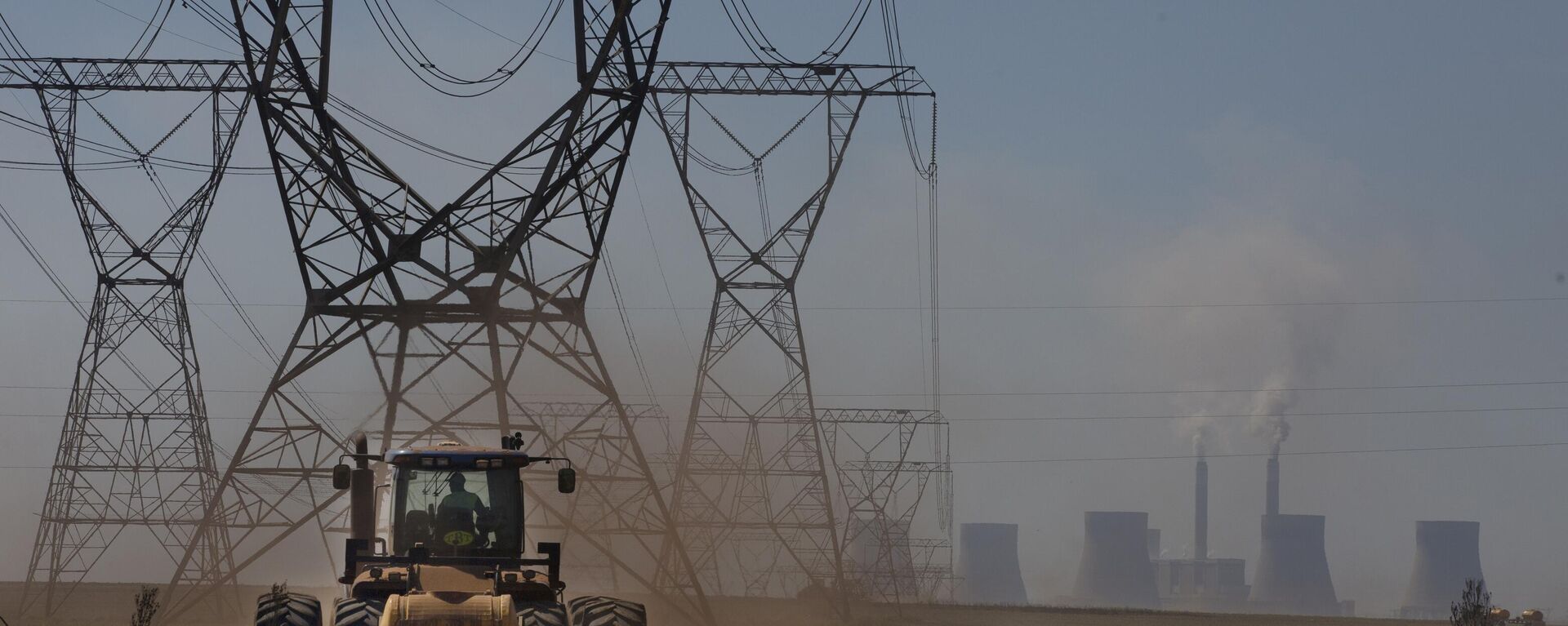 The land is ploughed under electrical pylons leading from a coal-powered electricity generating plant east of Johannesburg, Thursday, Nov. 17 2022. - Sputnik International, 1920, 03.12.2022