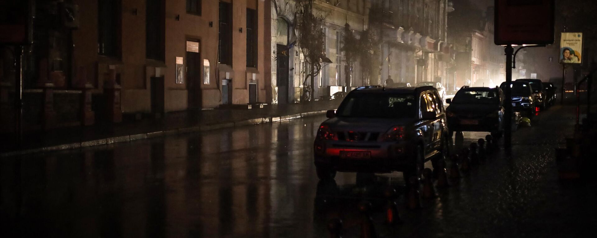 This photograph taken on November 17, 2022, shows a view of a street in the city of Odessa, southern Ukraine, during a blackout.  - Sputnik International, 1920, 10.12.2022