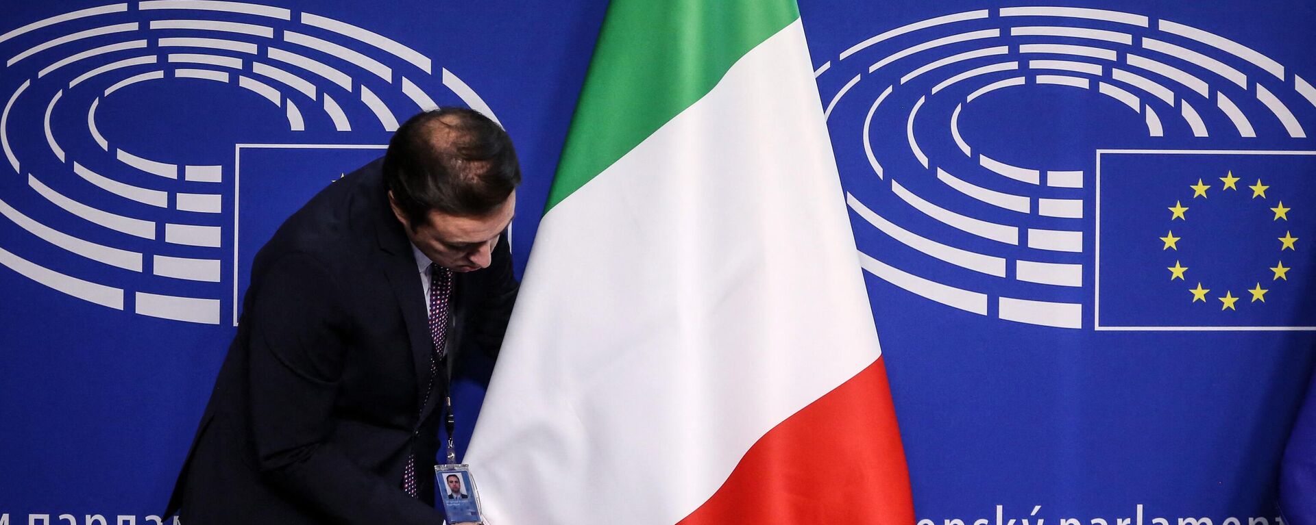 An European Parliament worker sets the Italian flag ahead of the visit of the newly appointed Italian Prime Minister (not pictured) at the European Parliament headquarters in Brussels, Belgium, on November 3, 2022.  - Sputnik International, 1920, 04.12.2022