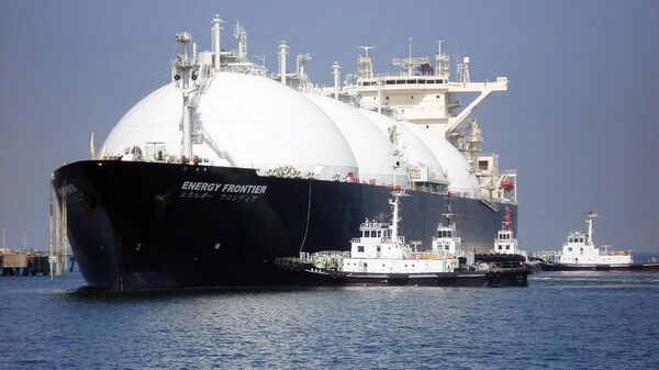 A liquefied natural gas (LNG) tanker arrives at a gas storage station at Sodegaura city in Chiba prefecture, east of Tokyo on April 6, 2009 for the first shipment of LNG from Sakhalin-2 natural gas development project in Sakhalin, Russia - Sputnik International