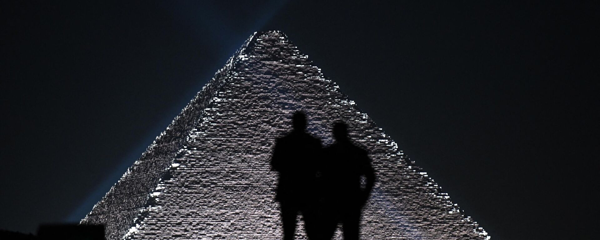 Models are silhoutted against the Pyramids at the Christian Dior fashion show at the Giza Pyramids Necropolis on the outskirts of the twin city of Egypt's capital on December 3, 2022.  - Sputnik International, 1920, 04.12.2022
