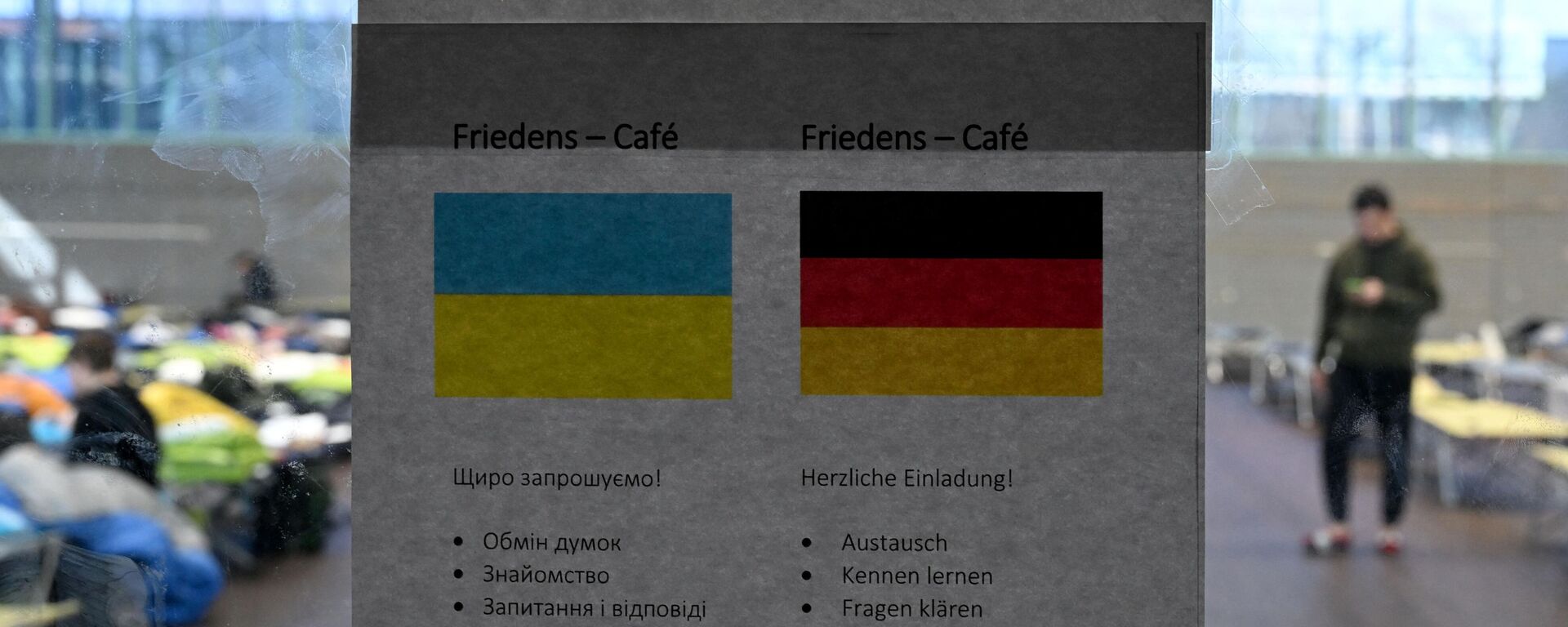 Information is given in Ukrainian and German language at an entrance door to a sports hall transformed into a shelter for Ukrainian  refugees in the small Bavarian village of Eichenau near Munich, southern Germany, on March 24, 2022. - Sputnik International, 1920, 04.12.2022