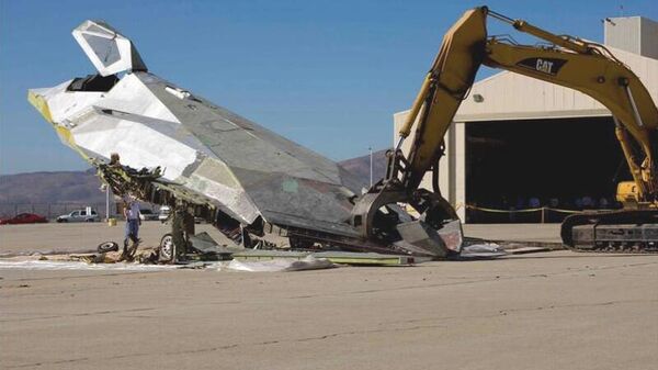 Workers destroy Lockheed F-117 Nighthawk stealth attack aircraft. File photo. - Sputnik International