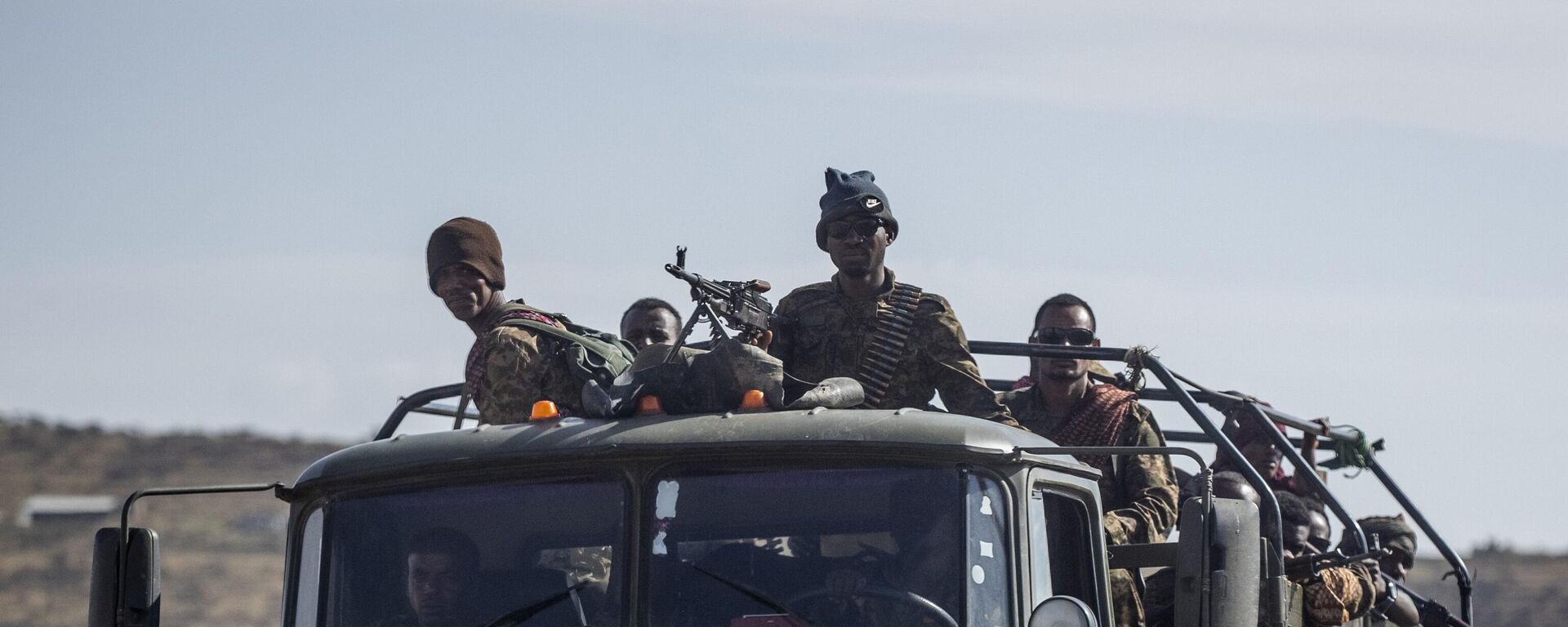 Ethiopian government soldiers ride in the back of a truck on a road near Agula, north of Mekele, in the Tigray region of northern Ethiopia on May 8, 2021. - Sputnik International, 1920, 16.02.2023