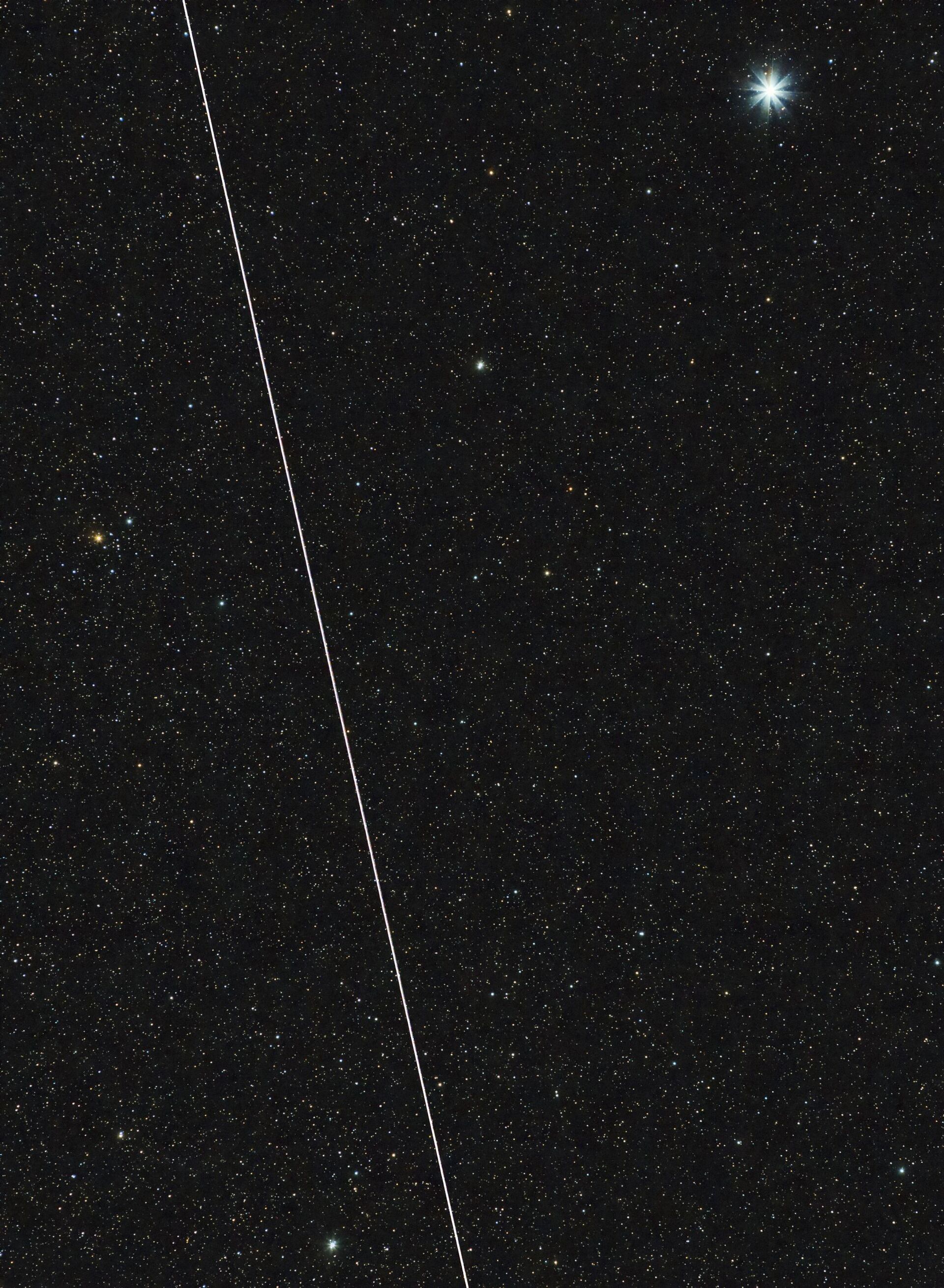 Trail of BlueWalker 3 crossing the night sky, taken from a backyard in Tucson, Arizona, on 20 November 2022. - Sputnik International, 1920, 04.12.2022