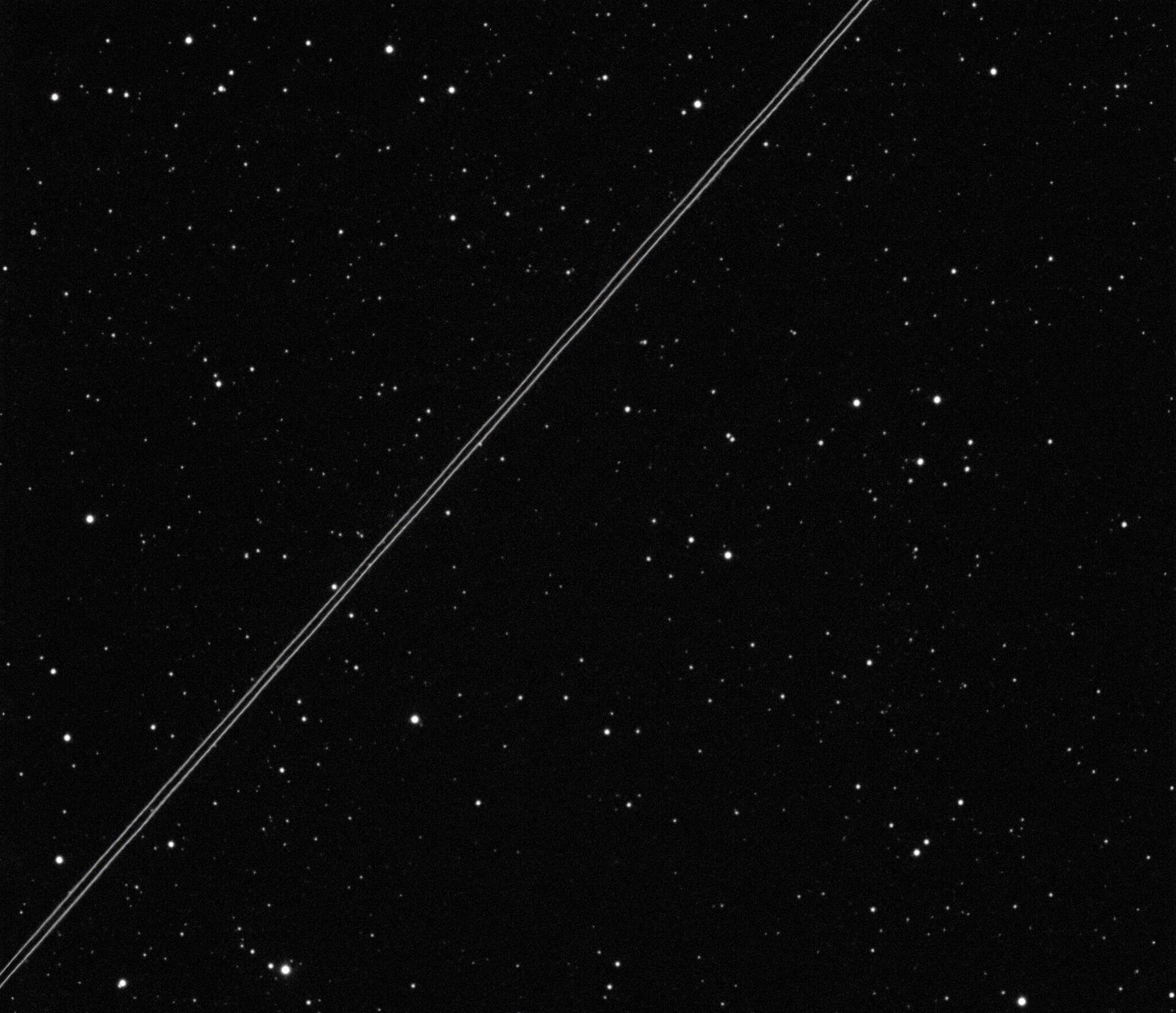 The image shows Bluewalker 3 with a measured apparent magnitude of V=6.6 for Bluewalker 3 at a range of 865 km. - Sputnik International, 1920, 04.12.2022