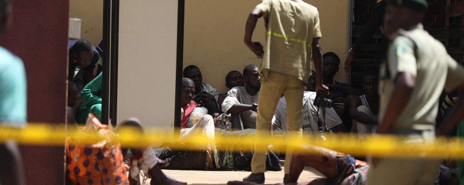 Recaptured inmates are seen inside the Kuje Medium Prison in Abuja, Nigeria on July 6, 2022, after suspected Boko Haram gunmen attacked the Kuje Medium Prison. - Sputnik International, 1920, 04.12.2022
