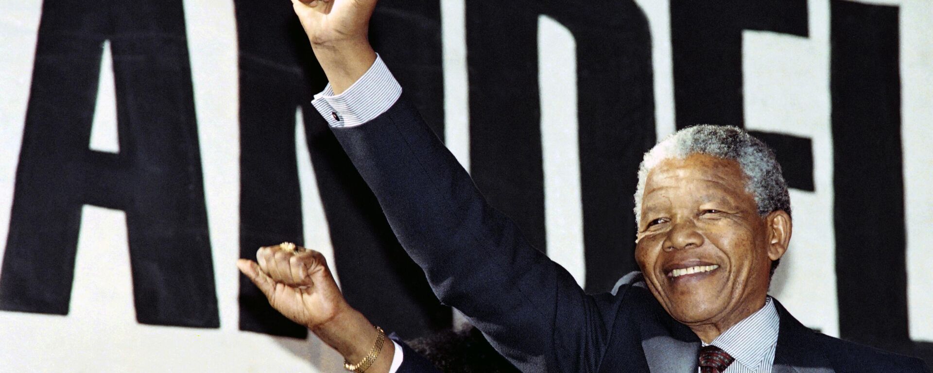 Anti-apartheid leader and African National Congress (ANC) member Nelson Mandela raises clenched fist, arriving at the human rainbow music concert organised by local artists to celebrate ANC leader's release from 27 years of imprisonment last 11 February, at Ellis Park stadium in Johannesburg, on March 17, 1990. - Sputnik International, 1920, 05.12.2022