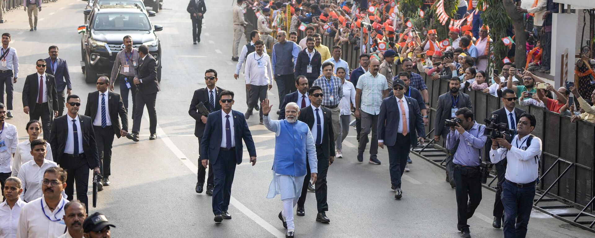 Indian Prime Minister Narendra Modi waves to people as he arrives to cast his vote during the second phase of Gujarat state legislature elections in Ahmedabad, India, Monday, Dec. 5, 2022. - Sputnik International, 1920, 05.12.2022