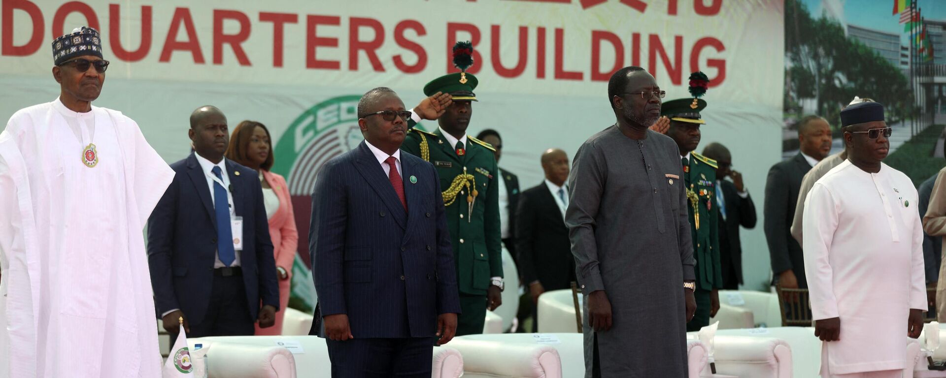 Nigeria President Muhammadu Buhari (L), Guinea Bissau and outgoing ECOWAS President, Umaro Sissoco Embalo; President (2nd L), ECOWAS incoming president Omar Touray (2nd R) and Sierra Leone Presdient, Julius Maada Bio (R), stand during the 62nd Ordinary Session of Economic Community of West African States (ECOWAS) Authority of Heads of State and Government in Abuja on December 4, 2022. - Sputnik International, 1920, 05.12.2022