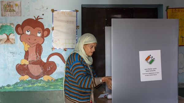 A voter casts her ballot in a bypoll for an assembly seat in Dharmsala, India, Monday, Oct. 21, 2019. - Sputnik International