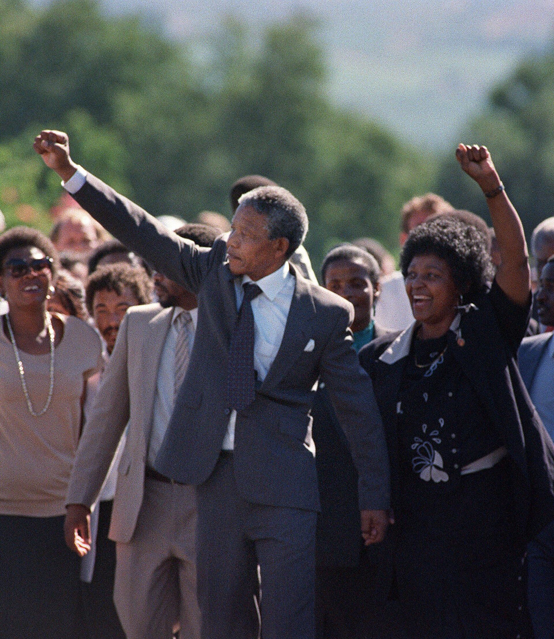 A picture taken on February 11, 1990 shows Nelson Mandela (C) and his then-wife anti-apartheid campaigner Winnie raising their fists and saluting cheering crowd upon Mandela's release from the Victor Verster prison near Paarl. - Sputnik International, 1920, 05.12.2022