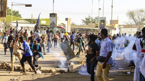Sudanse security forces fire tear gas on protesters during a demonstration calling for civilian rule and denouncing the military administration, in the capital Khartoum's twin city of Umdurman, on November 30, 2022. - Sputnik International