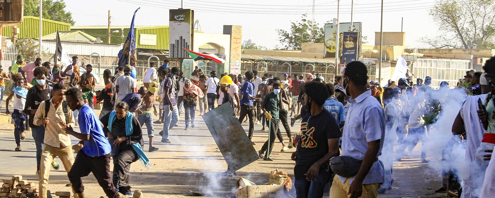 Sudanse security forces fire tear gas on protesters during a demonstration calling for civilian rule and denouncing the military administration, in the capital Khartoum's twin city of Umdurman, on November 30, 2022. - Sputnik International, 1920, 05.12.2022
