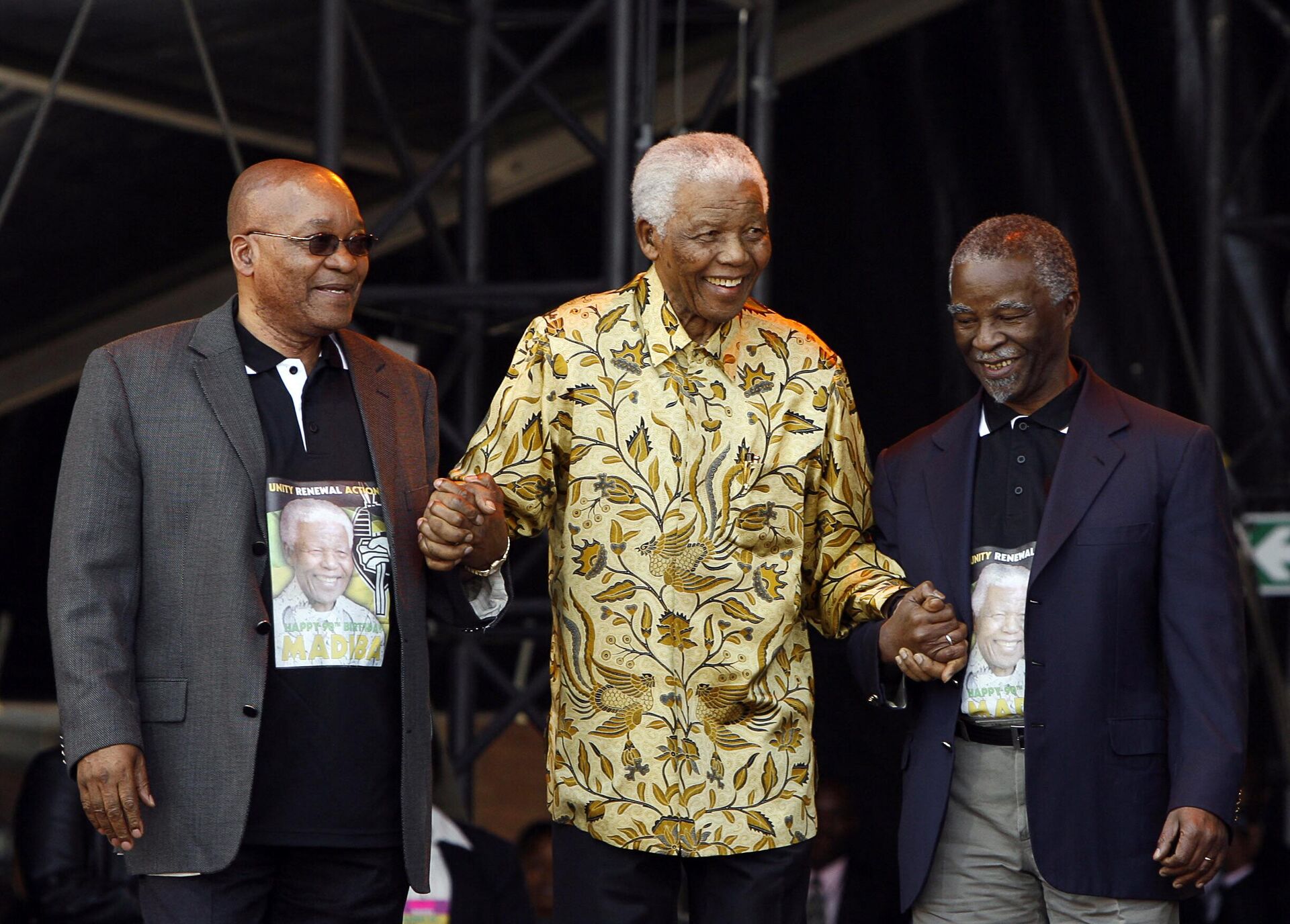 Former South African president and Nobel peace prize laureate Nelson Mandela (C) ANC president Jacob Zuma (L) and South African president Thabo Mbeki (R) arrive on August 02, 2008  on stage during the Mandela 90th birthday ANC celebration at Loftus stadium in Pretoria, South Africa. - Sputnik International, 1920, 05.12.2022