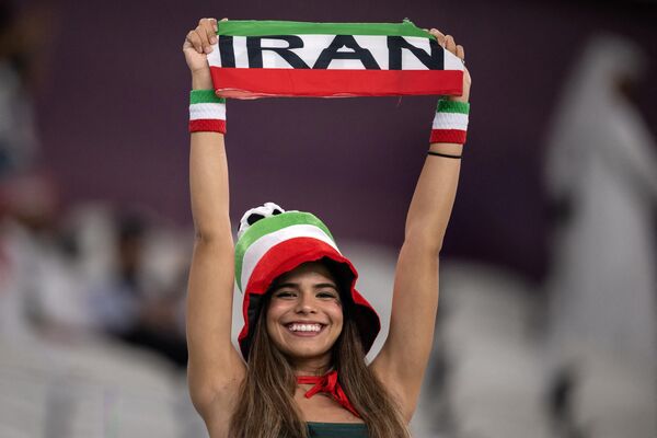 An Iran fan poses prior to the Qatar 2022 World Cup Group B football match between Iran and the US at the Al-Thumama Stadium in Doha on November 29, 2022. (Photo by Fabrice COFFRINI / AFP) - Sputnik International