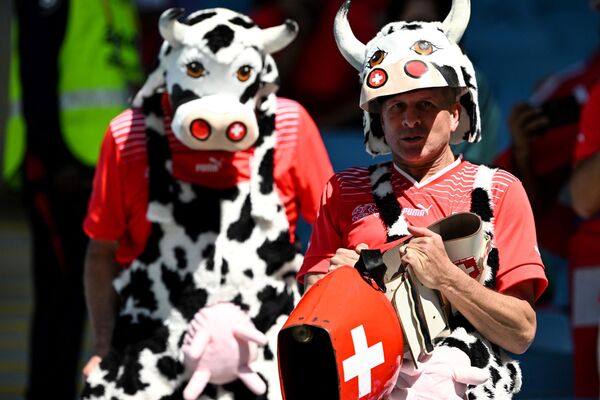 Switzerland supporters dressed in cow costumes arrive for the Qatar 2022 World Cup Group G football match between Switzerland and Cameroon at the Al-Janoub Stadium in Al-Wakrah, south of Doha, on November 24, 2022. (Photo by Kirill KUDRYAVTSEV / AFP) - Sputnik International