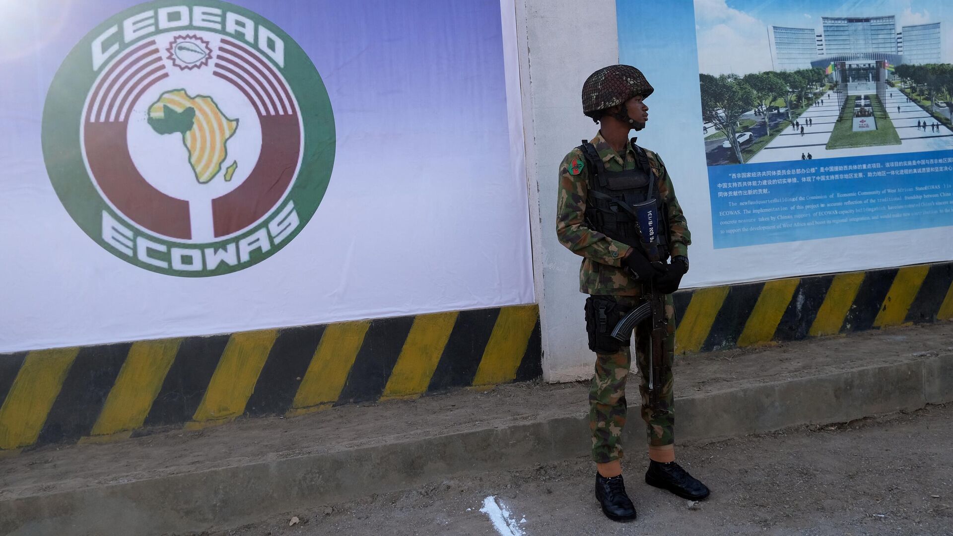 A Nigerian soldier stands outside the new construction site of the headquartes of the Economic Community of West African States (ECOWAS) during the ground-breaking ceremony at the 62nd Ordinary Session of ECOWAS Authority of Heads of State and Government in Abuja on December 4, 2022. - Sputnik International, 1920, 06.12.2022